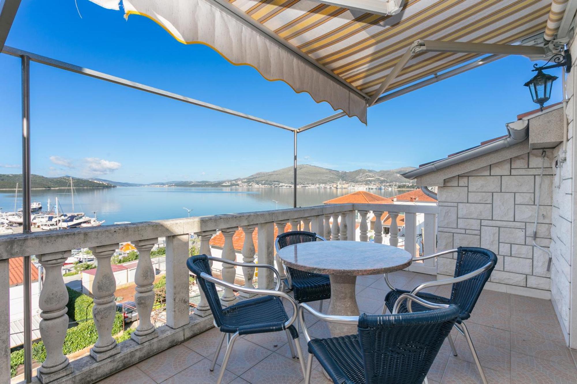 Seaside Apartments With A Swimming Pool Okrug Gornji, Ciovo - 11374 Trogir Dış mekan fotoğraf